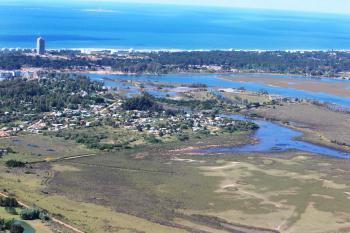 Marisma de la Desembocadura del Arroyo Maldonado, en el Departamento de Maldonado, Uruguay. 
Los edificios que se ven detrás están ubicados en la costa de la península de Punta del Este, conocido balneario a nivel Mundial