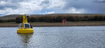 Foto de la Reserva Nacional de Junín, con la boya de medición de calidad de agua
