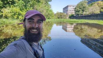 Estoy en el humedal de la Reserva Ecológica Ciudad Universitaria-Costanera Norte (Buenos Aires, Argentina), un área protegida urbana y universitaria que lleva una co-gestión UBA-Gobierno de la Ciudad de Buenos Aires, tomando muestras de calidad de agua, en el año 2021.