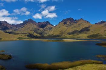 Laguna de Atillo en los páramos de Riobamba, en la zona central de la cordillera de los Andes ecuatorianos